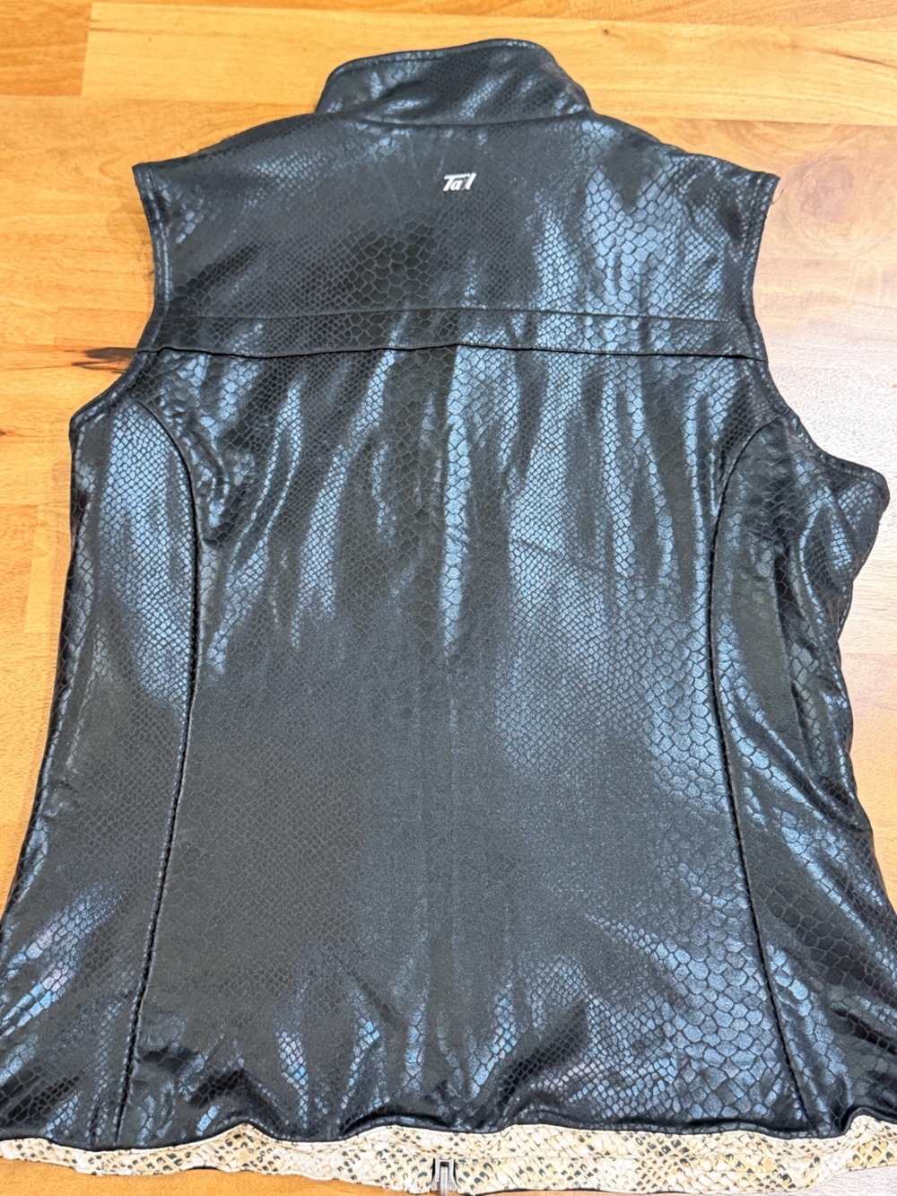 Tail Reversible Snakeskin Print Sleeveless Zip-Up Vest in Beige & Black - Small - Picture 10 of 11